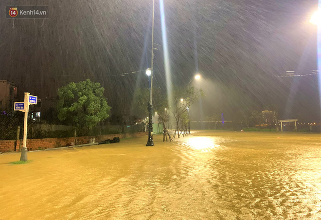 Ảnh: Lần đầu có cảnh nước sông Hàn dâng cao, tràn lên đường gây hư hại đường phố, vỉa hè-7