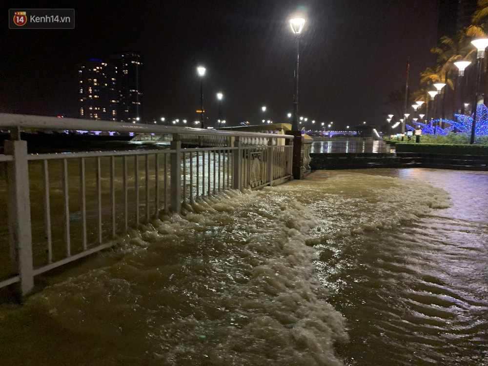 Ảnh: Lần đầu có cảnh nước sông Hàn dâng cao, tràn lên đường gây hư hại đường phố, vỉa hè-5