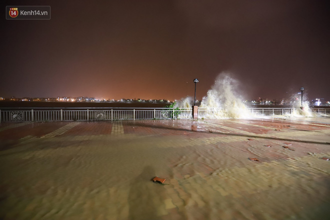 Ảnh: Lần đầu có cảnh nước sông Hàn dâng cao, tràn lên đường gây hư hại đường phố, vỉa hè-4