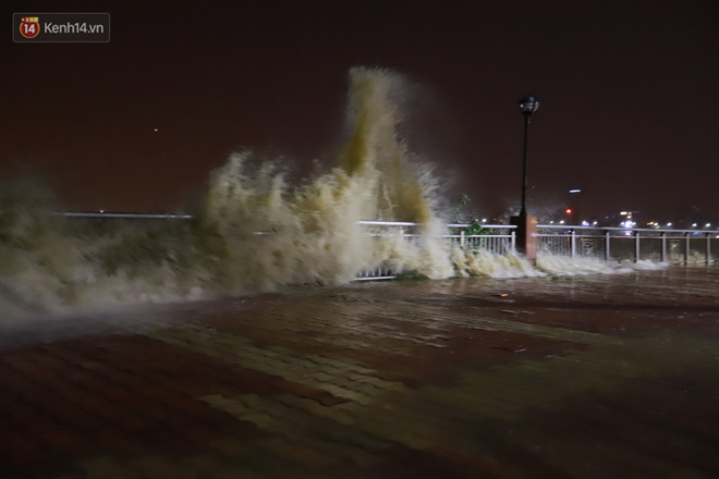 Ảnh: Lần đầu có cảnh nước sông Hàn dâng cao, tràn lên đường gây hư hại đường phố, vỉa hè-2