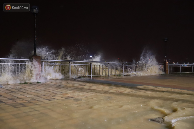 Ảnh: Lần đầu có cảnh nước sông Hàn dâng cao, tràn lên đường gây hư hại đường phố, vỉa hè-3