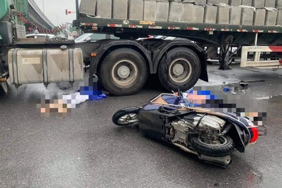 Hà Nội: Va chạm với xe đầu kéo, 2 người phụ nữ đi xe máy tử vong thương tâm giữa trời mưa lạnh