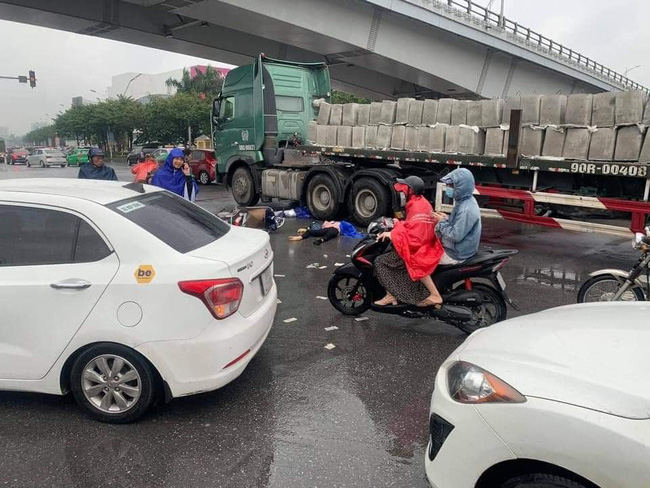 Hà Nội: Va chạm với xe đầu kéo, 2 người phụ nữ đi xe máy tử vong thương tâm giữa trời mưa lạnh-1