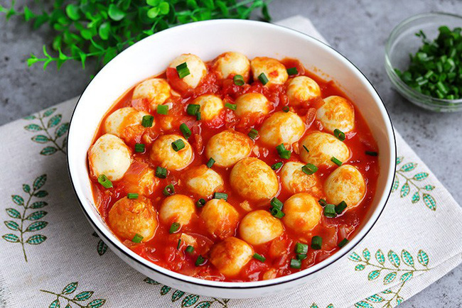 15 phút vào bếp, xong luôn bữa tối với món trứng vừa lạ vừa quen: Trứng chim cút mà chế biến thế này thì tốn cơm thôi rồi!-1