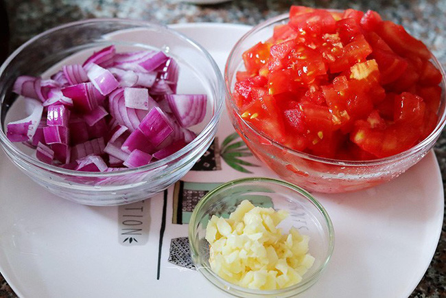 15 phút vào bếp, xong luôn bữa tối với món trứng vừa lạ vừa quen: Trứng chim cút mà chế biến thế này thì tốn cơm thôi rồi!-2