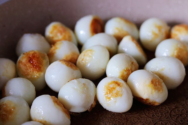 15 phút vào bếp, xong luôn bữa tối với món trứng vừa lạ vừa quen: Trứng chim cút mà chế biến thế này thì tốn cơm thôi rồi!-3