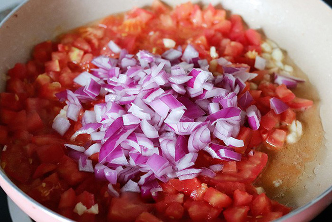 15 phút vào bếp, xong luôn bữa tối với món trứng vừa lạ vừa quen: Trứng chim cút mà chế biến thế này thì tốn cơm thôi rồi!-4