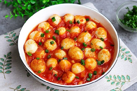 15 phút vào bếp, xong luôn bữa tối với món trứng vừa lạ vừa quen: Trứng chim cút mà chế biến thế này thì tốn cơm thôi rồi!