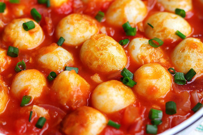 15 phút vào bếp, xong luôn bữa tối với món trứng vừa lạ vừa quen: Trứng chim cút mà chế biến thế này thì tốn cơm thôi rồi!-6