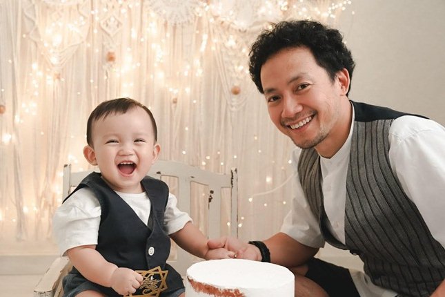 Rapper Đinh Tiến Đạt: Ngày nào còn lùm xùm chuyện tình cảm với Hari Won, giờ là bố bỉm sữa có cách dạy con đáng ngợi khen-4