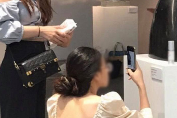 Cô nàng đi ăn cơm rang nhưng đút túi nửa bát ớt của quán mang về khiến dân tình ném đá kịch liệt-1