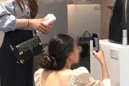 Dân mạng tức giận tột độ trước cảnh hai cô gái đi triển lãm nghệ thuật để chụp ảnh quảng cáo mỹ phẩm
