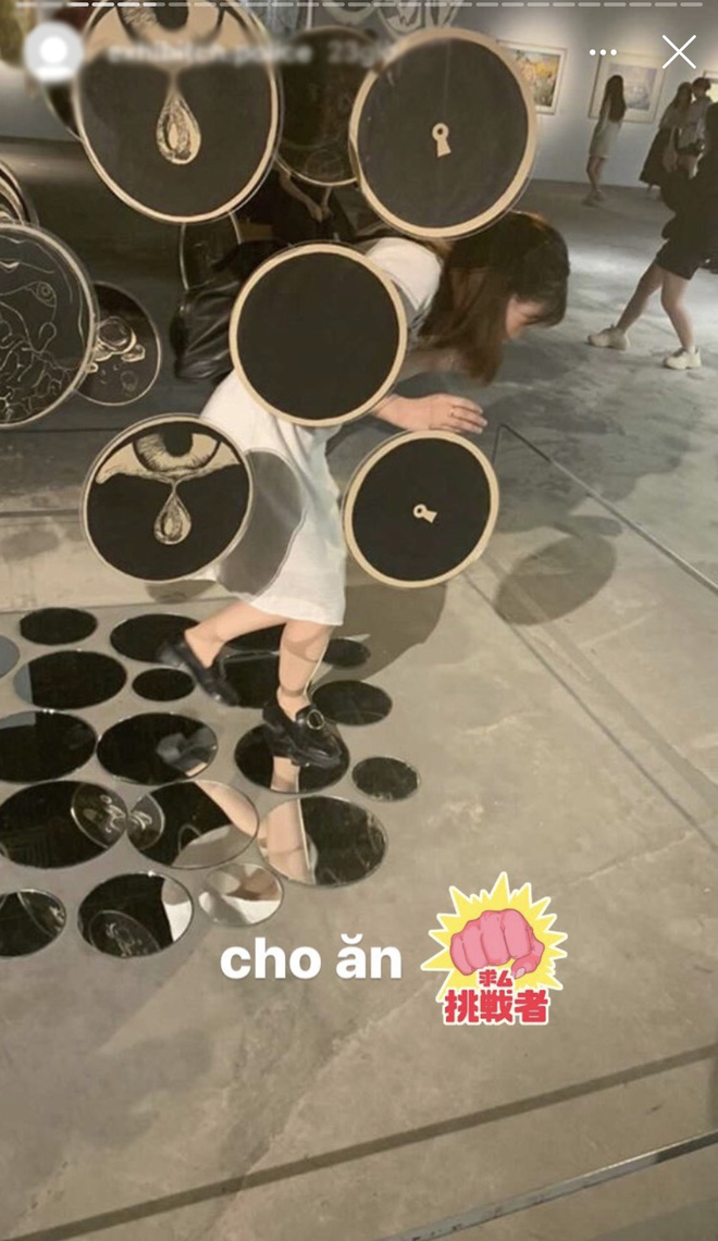 Dân mạng tức giận tột độ trước cảnh hai cô gái đi triển lãm nghệ thuật để chụp ảnh quảng cáo mỹ phẩm-4