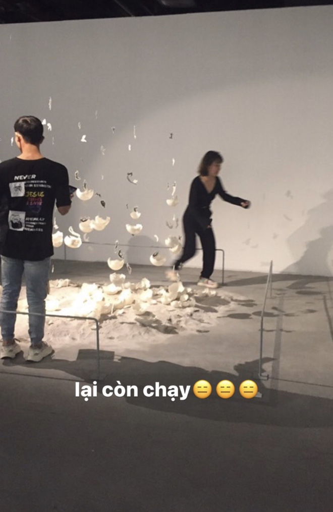 Dân mạng tức giận tột độ trước cảnh hai cô gái đi triển lãm nghệ thuật để chụp ảnh quảng cáo mỹ phẩm-7