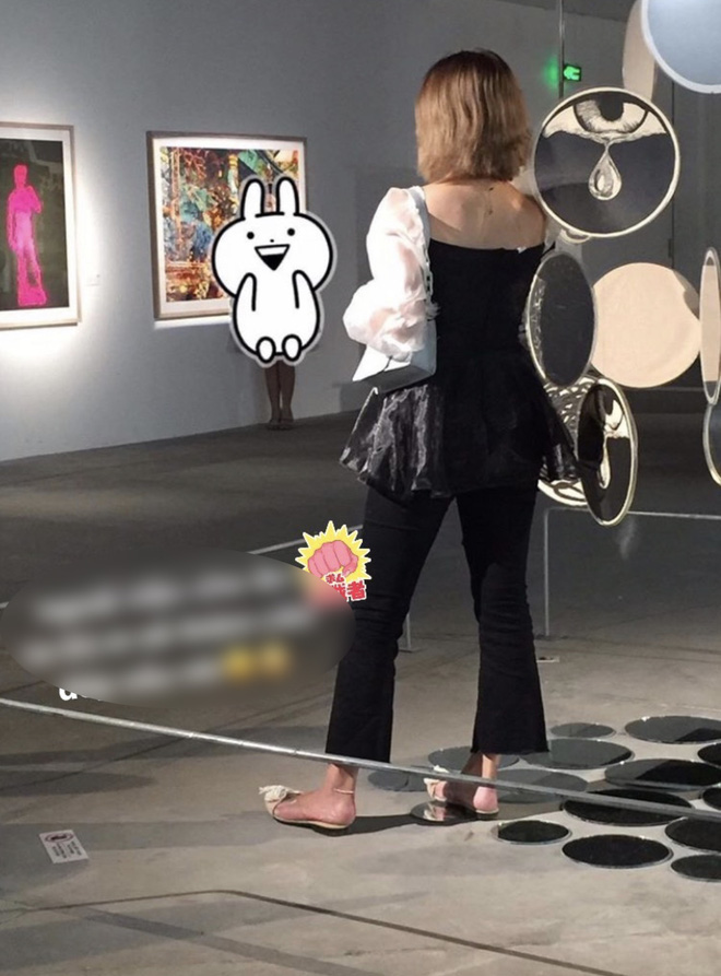 Dân mạng tức giận tột độ trước cảnh hai cô gái đi triển lãm nghệ thuật để chụp ảnh quảng cáo mỹ phẩm-5