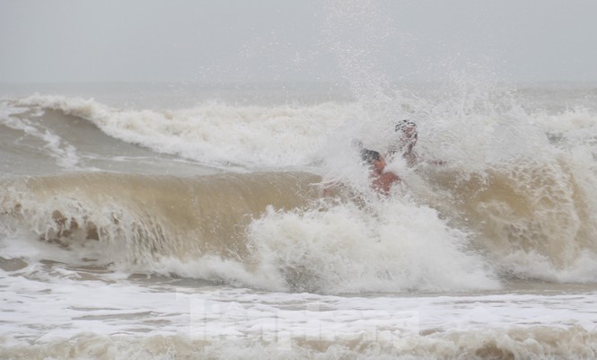Biển động sóng cao phủ đầu, người dân Đà Nẵng vẫn liều mình tắm biển sau bão-3