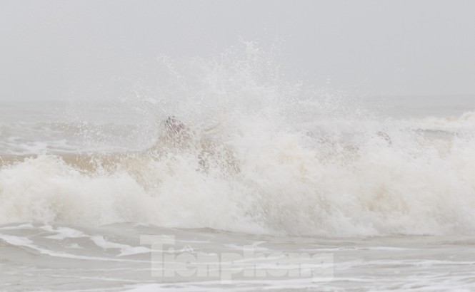 Biển động sóng cao phủ đầu, người dân Đà Nẵng vẫn liều mình tắm biển sau bão-7