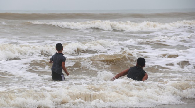 Biển động sóng cao phủ đầu, người dân Đà Nẵng vẫn liều mình tắm biển sau bão-6
