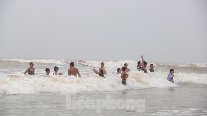 Biển động sóng cao phủ đầu, người dân Đà Nẵng vẫn liều mình tắm biển sau bão-5