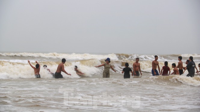 Biển động sóng cao phủ đầu, người dân Đà Nẵng vẫn liều mình tắm biển sau bão-11
