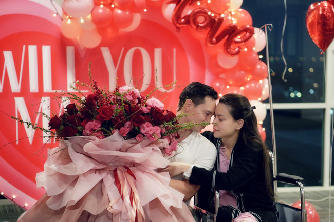 Hồ Ngọc Hà - Kim Lý lần đầu xuất hiện sau màn cầu hôn gây sốt, nhan sắc thật của mẹ bỉm sữa gây chú ý-2