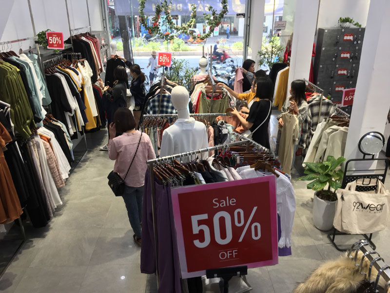 Chưa đến Black Friday đã bão giảm giá, quần áo giá 2.000 đồng-13