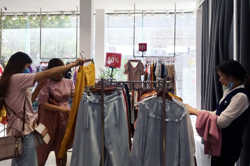 Chưa đến Black Friday đã bão giảm giá, quần áo giá 2.000 đồng-14