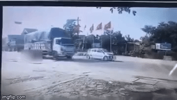 Khoảnh khắc nữ sinh 20 tuổi va chạm với xe đạp điện ngã xuống đường, bị xe tải cán tử vong khiến nhiều người sợ hãi-1