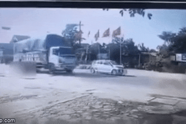 Khoảnh khắc nữ sinh 20 tuổi va chạm với xe đạp điện ngã xuống đường, bị xe tải cán tử vong khiến nhiều người sợ hãi