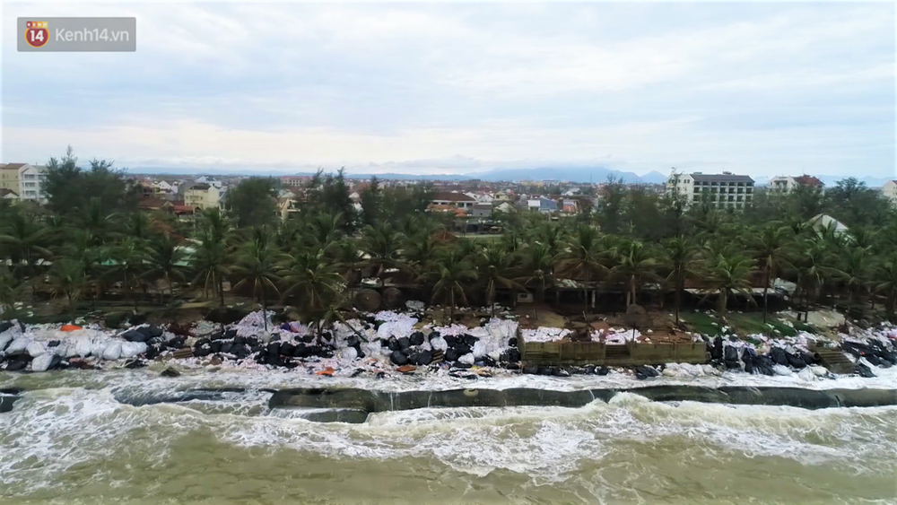 Người dân Hội An thẫn thờ nhìn bờ biển Cửa Đại, An Bàng tan hoang, hàng loạt căn nhà bị sóng biển nuốt chửng-14