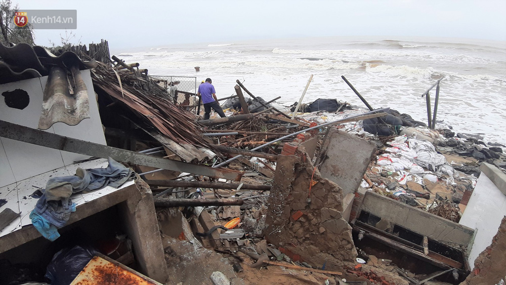 Người dân Hội An thẫn thờ nhìn bờ biển Cửa Đại, An Bàng tan hoang, hàng loạt căn nhà bị sóng biển nuốt chửng-17
