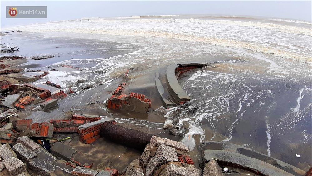 Người dân Hội An thẫn thờ nhìn bờ biển Cửa Đại, An Bàng tan hoang, hàng loạt căn nhà bị sóng biển nuốt chửng-19
