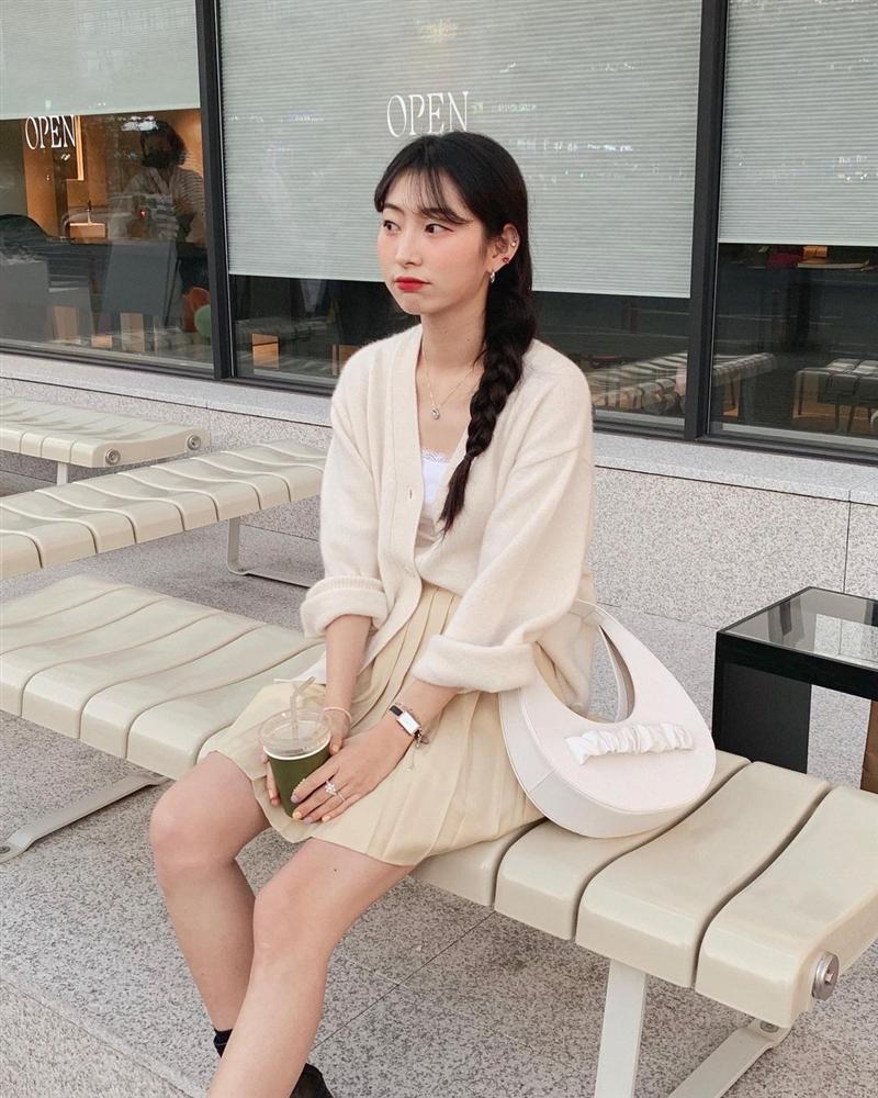 Là chân váy ngắn nhưng 4 kiểu này cực hợp mùa Đông, diện lên đã trẻ ra còn cao thêm ít nhất 5 phân-13