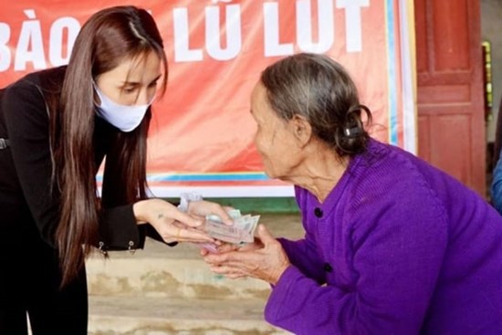 Thủy Tiên thông báo: Không còn đủ tiền nên giảm số nhà chống lũ để có thể giúp được nhiều người dân