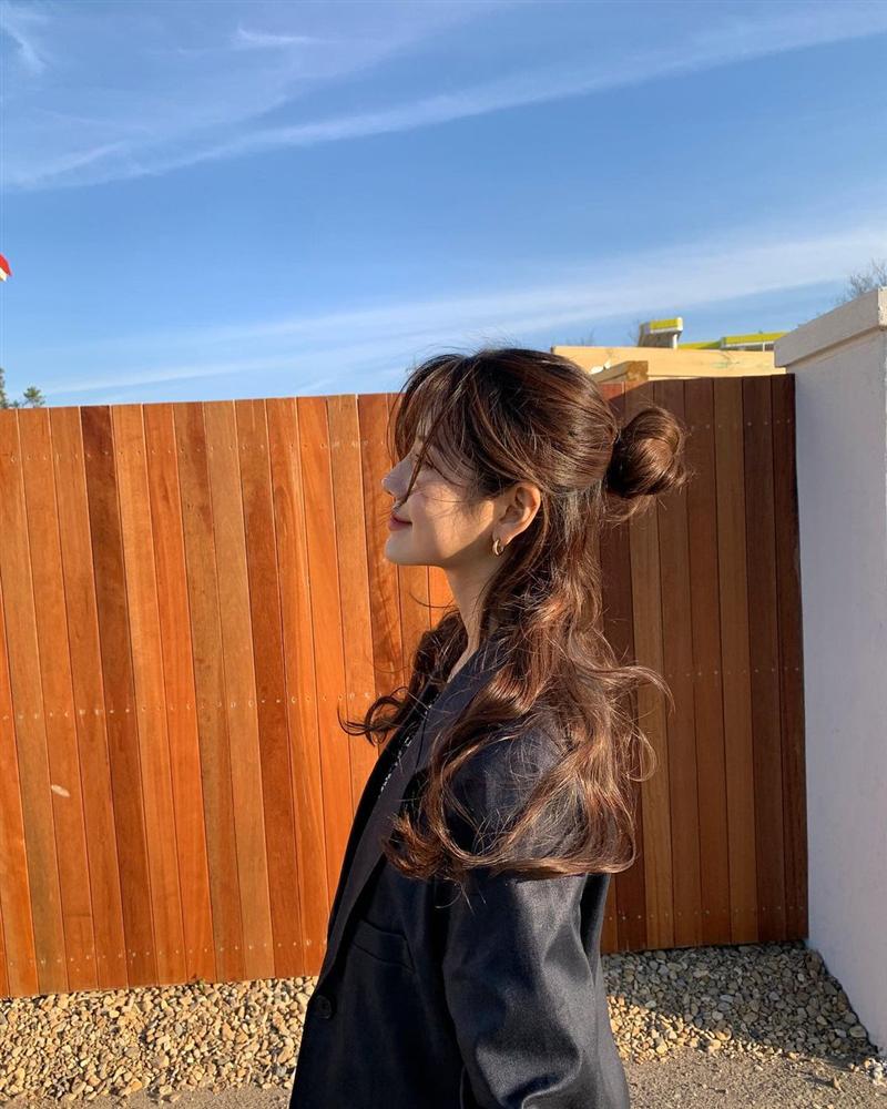 Tóc xoăn có đến 5 cách tạo kiểu xinh lịm tim, biết hết rồi bạn sẽ chẳng muốn ép tóc thẳng làm gì nữa!-1