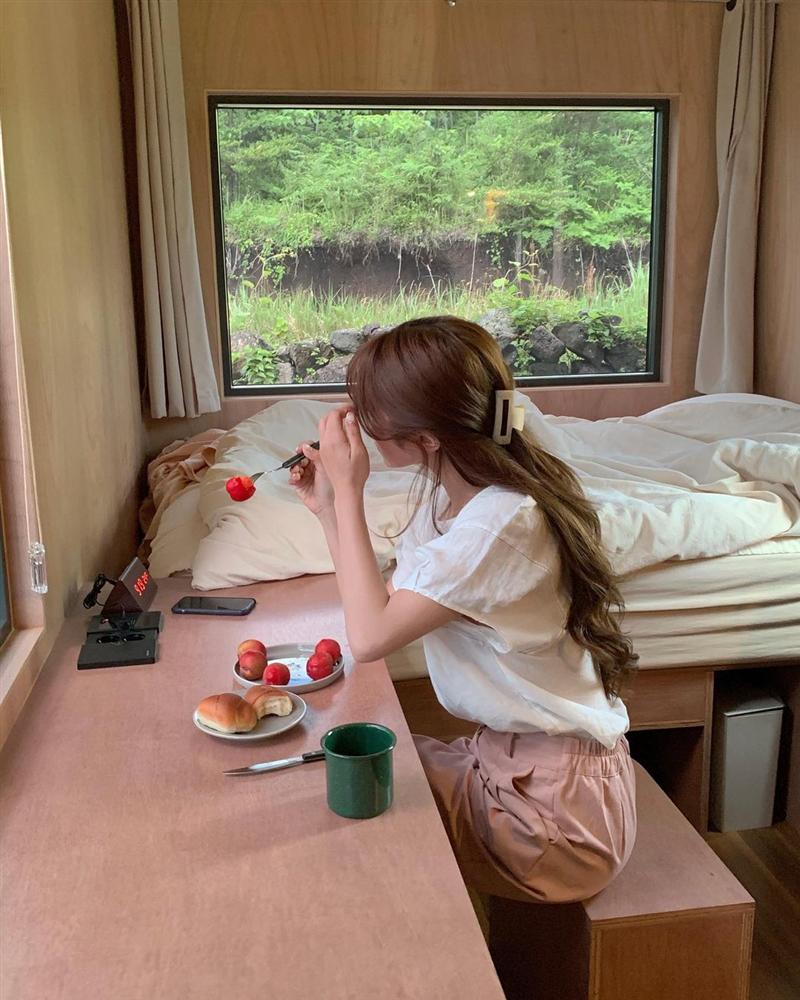 Tóc xoăn có đến 5 cách tạo kiểu xinh lịm tim, biết hết rồi bạn sẽ chẳng muốn ép tóc thẳng làm gì nữa!-13