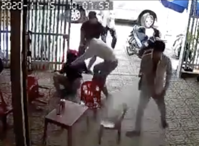 Chồng lao vào giải cứu vợ bị 7 đối tượng kéo lê lên xe ô tô, đâm chết 1 người-1