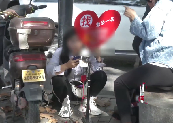 Hotgirl mạng quỳ gối, bò quanh gốc cây rồi giơ bảng tìm chồng thu hút sự chú ý, lý do đằng sau hành động này khiến ai cũng phẫn nộ-4