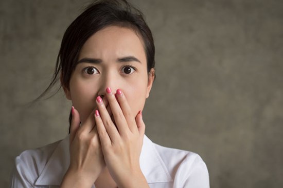 Thấy chị dâu tương lai nói chuyện thân mật với anh chàng ngồi cạnh trên chuyến xe đường dài, tôi giả vờ ngủ để rồi giật mình khi mở mắt ra
