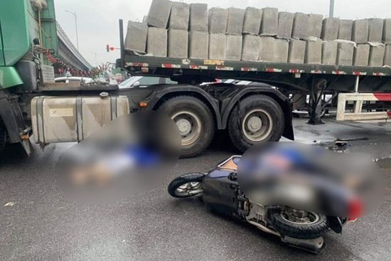 2 nạn nhân tử vong thương tâm sau va chạm với xe đầu kéo ở Long Biên là mẹ con