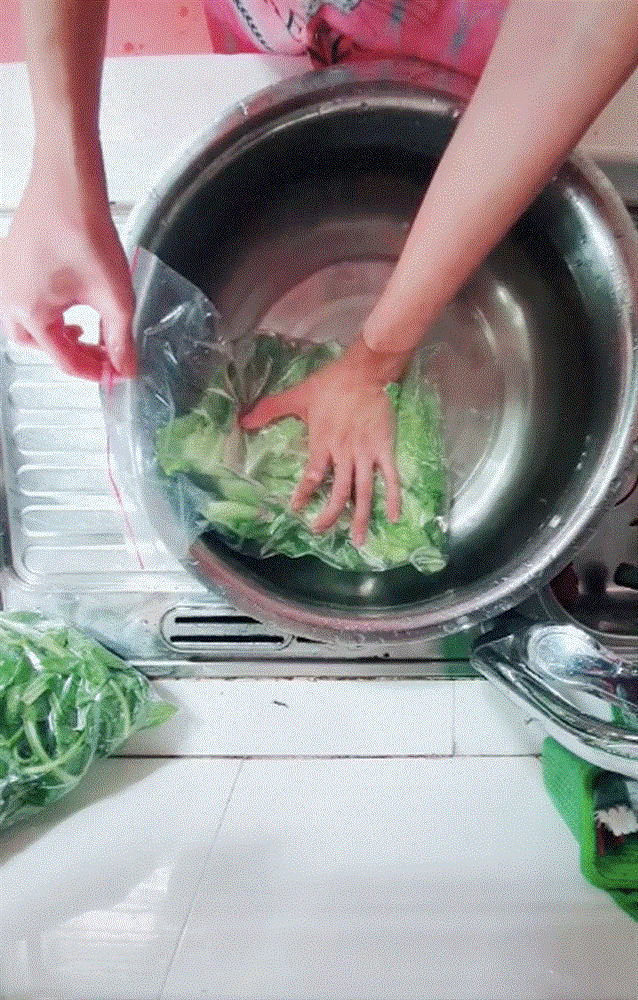 Cô gái chia sẻ mẹo hút chân không tại nhà giúp bảo quản thực phẩm được lâu hơn, tất cả chỉ nhờ thao tác đơn giản này-2