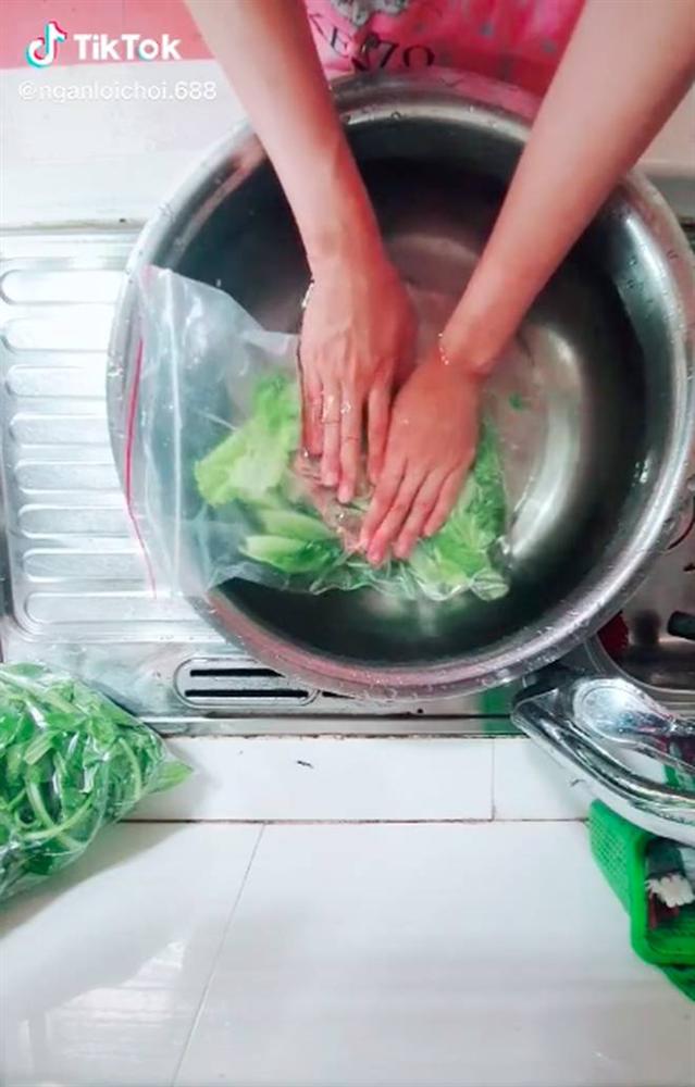 Cô gái chia sẻ mẹo hút chân không tại nhà giúp bảo quản thực phẩm được lâu hơn, tất cả chỉ nhờ thao tác đơn giản này-3