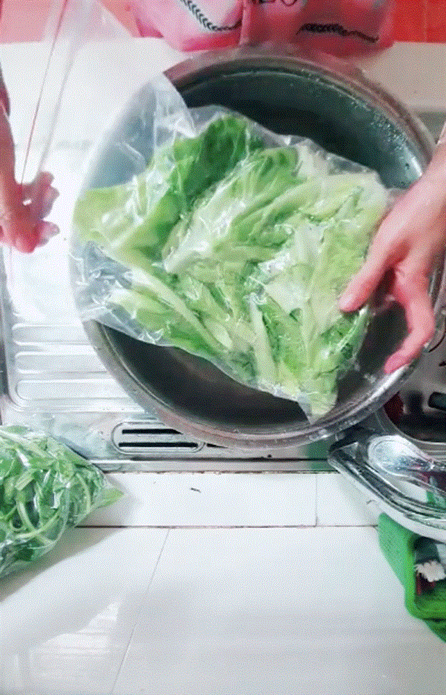 Cô gái chia sẻ mẹo hút chân không tại nhà giúp bảo quản thực phẩm được lâu hơn, tất cả chỉ nhờ thao tác đơn giản này-4