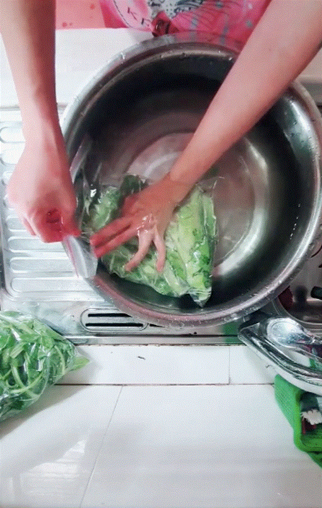 Cô gái chia sẻ mẹo hút chân không tại nhà giúp bảo quản thực phẩm được lâu hơn, tất cả chỉ nhờ thao tác đơn giản này-5