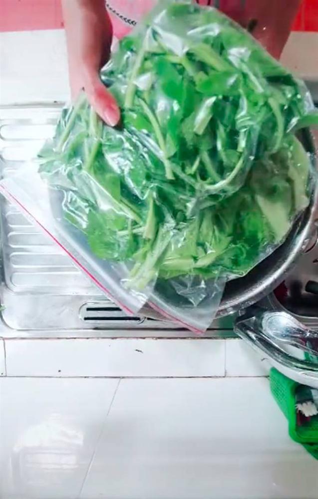 Cô gái chia sẻ mẹo hút chân không tại nhà giúp bảo quản thực phẩm được lâu hơn, tất cả chỉ nhờ thao tác đơn giản này-6