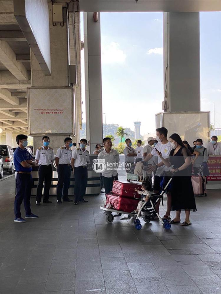 Hình ảnh đầu tiên của vợ chồng Bùi Tiến Dũng tại sân bay, đi dự đám cưới Công Phượng ở Phú Quốc-3