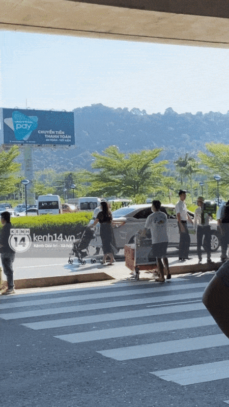 Hình ảnh đầu tiên của vợ chồng Bùi Tiến Dũng tại sân bay, đi dự đám cưới Công Phượng ở Phú Quốc-4