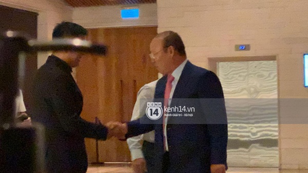 Clip HLV Park Hang-seo lên đồ trang trọng, tay bắt mặt mừng tại siêu đám cưới của Công Phượng-3