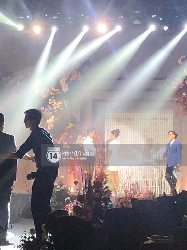 Clip HLV Park Hang-seo lên đồ trang trọng, tay bắt mặt mừng tại siêu đám cưới của Công Phượng-5