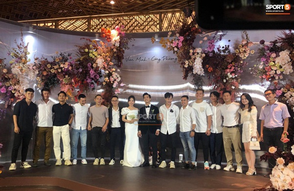 Toàn cảnh siêu đám cưới Công Phượng: Tân lang - tân nương tấp nập chúc rượu, Da LAB khuấy động không khí với hit Một Nhà-6